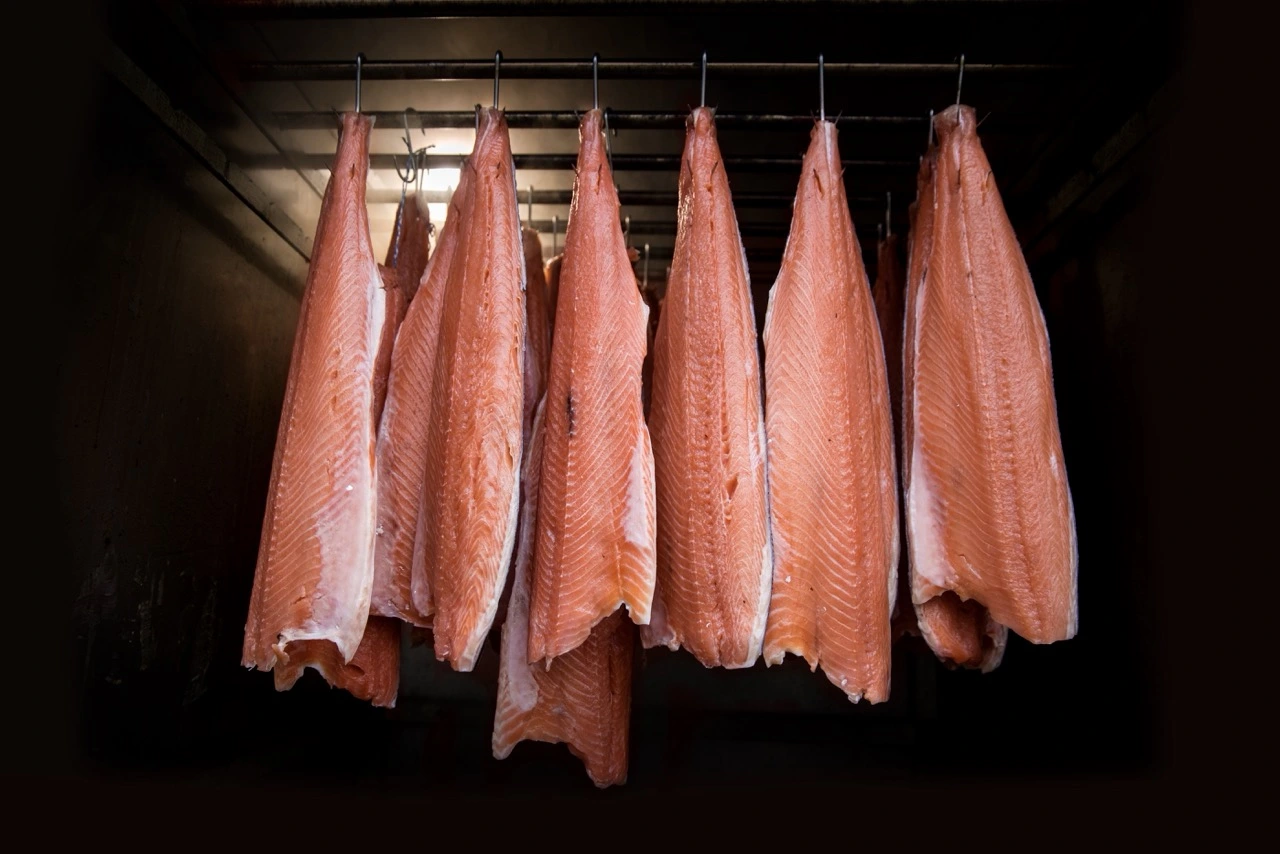 Filets de saumon suspendus dans la chambre de fumage